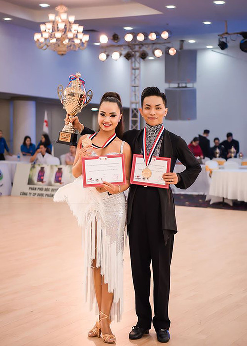 Theo Ngôi sao, ông xã của Khánh Thi đều vô địch toàn năng hạng A5 điệu latin từ năm 2009 đến năm 2019.