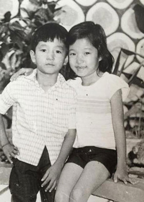 Gia đình của Thúy Nga không có ai làm nghệ thuật. Mẹ của cô là bác sĩ còn bố của nữ nghệ sĩ hài là kỹ sư.