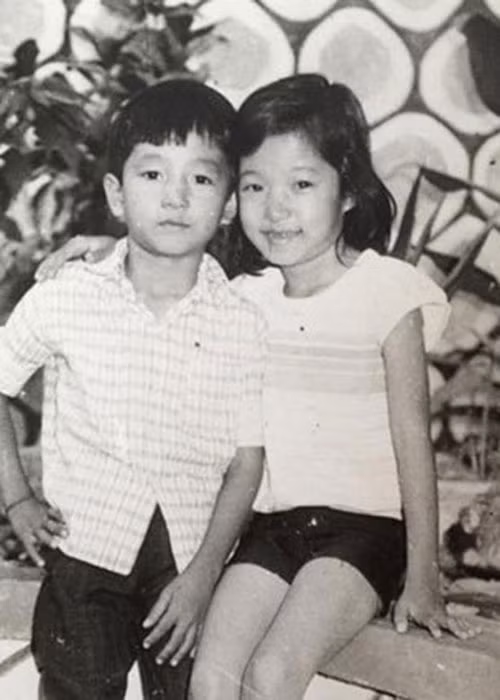 Gia đình của Thúy Nga không có ai làm nghệ thuật. Mẹ của cô là bác sĩ còn bố của nữ nghệ sĩ hài là kỹ sư.