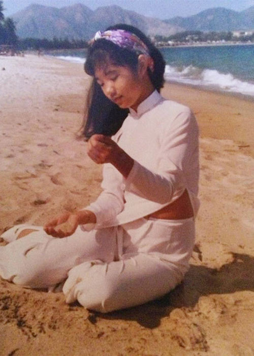 Hình ảnh nữ danh hài duyên dáng trong áo dài khi trở thành thiếu nữ.