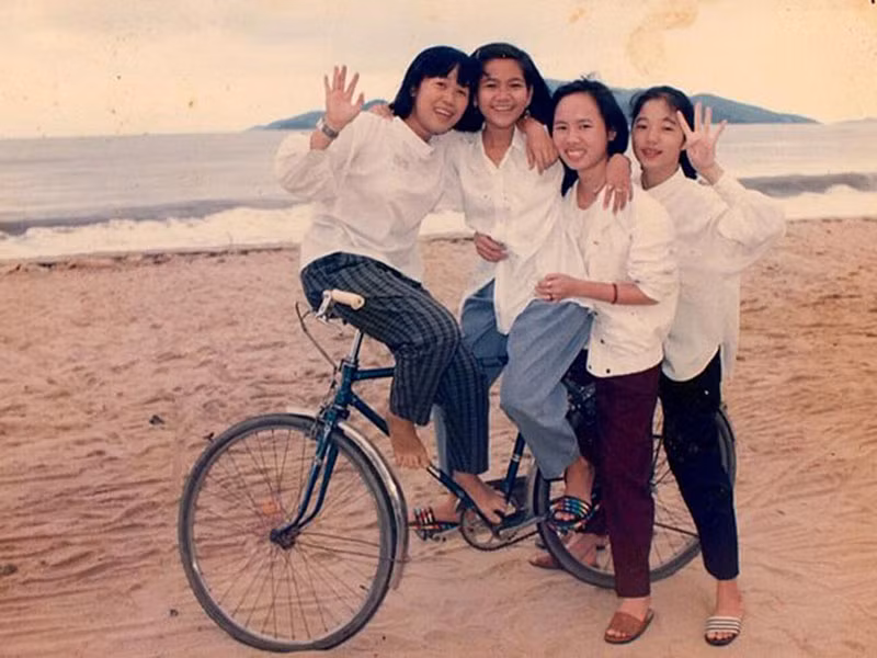 Theo nguyện vọng của mẹ, Thúy Nga thi đăng ký thi vào trường Y để làm bác sĩ nhưng cô biết chắc mình không đỗ vì đề thi quá khó.