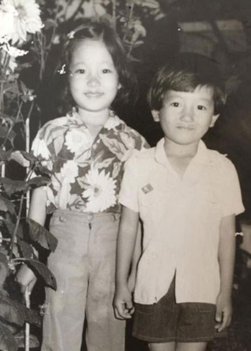 Hình ảnh Thúy Nga khi còn nhỏ bên em trai nay là một kỹ sư xây dựng.
