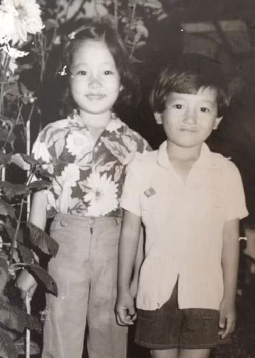 Hình ảnh Thúy Nga khi còn nhỏ bên em trai nay là một kỹ sư xây dựng.