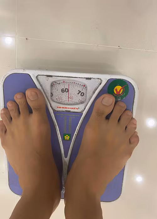 Mới đây, nam diễn viên than thở bị sụt cân: "Không thể tin được lại có ngày mình còn có nhiêu đây kg. Giảm cân thành công, nhưng cơn gió nhẹ cũng làm anh liêu xiêu. Ps: 62kg là số kg lúc còn học lớp 8, hồi đó có múi, còn bây giờ ốm mà không thấy múi đâu".