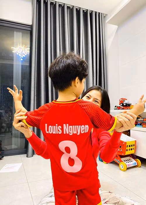 Trong một chương trình truyền hình mới đây, vợ cũ của Thanh Bình lần đầu chia sẻ về cuộc sống mẹ đơn thân. Nữ diễn viên cho biết, cô chỉ mới làm mẹ đơn thân vài tháng nên chưa cảm nhận được hết.