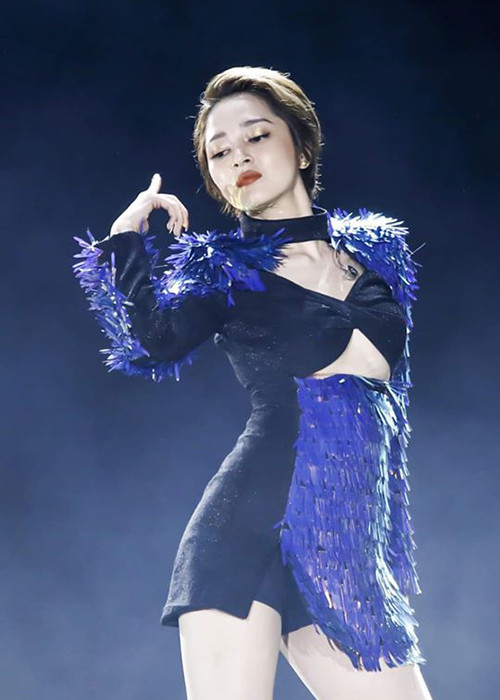 Sau 2 năm chia tay Hồ Quang Hiếu, nữ ca sĩ để tóc tém cá tính thay vì mái tóc dài quen thuộc.