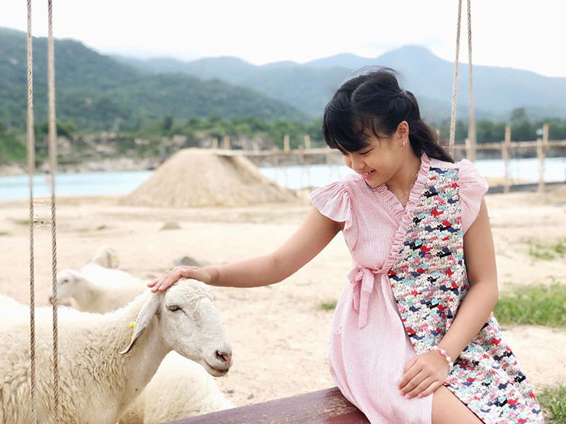 Dù Suli không thể hiện bên ngoài song lại thường hành động bằng cử chỉ dịu dàng, quan tâm nhẹ nhàng.