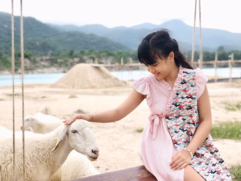 Dù Suli không thể hiện bên ngoài song lại thường hành động bằng cử chỉ dịu dàng, quan tâm nhẹ nhàng.