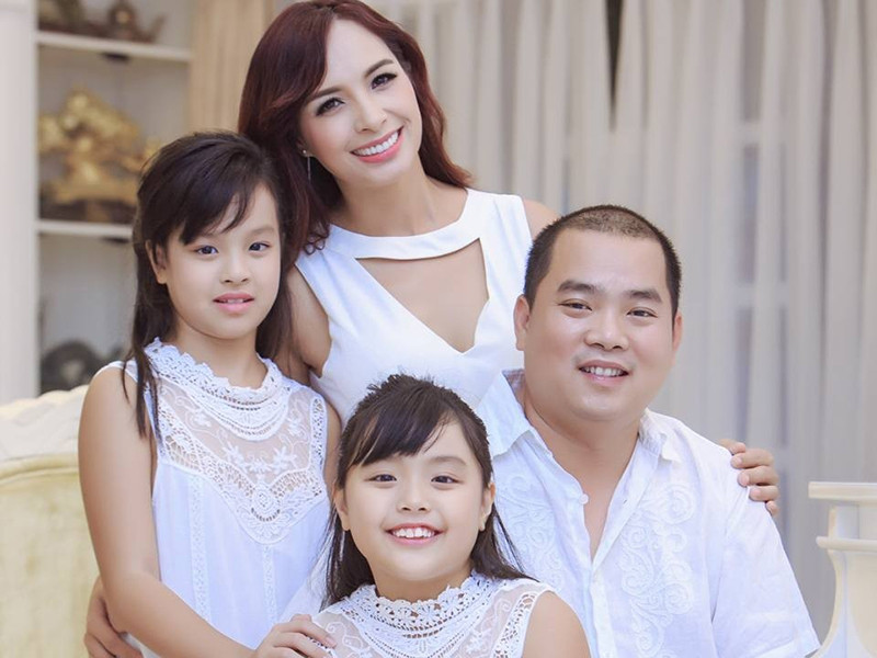 Cặp đôi người mẫu Thúy Hạnh - nhạc sĩ Minh Khang đã kết hôn được 13 năm và có hai cô con gái, Suli và Suti.