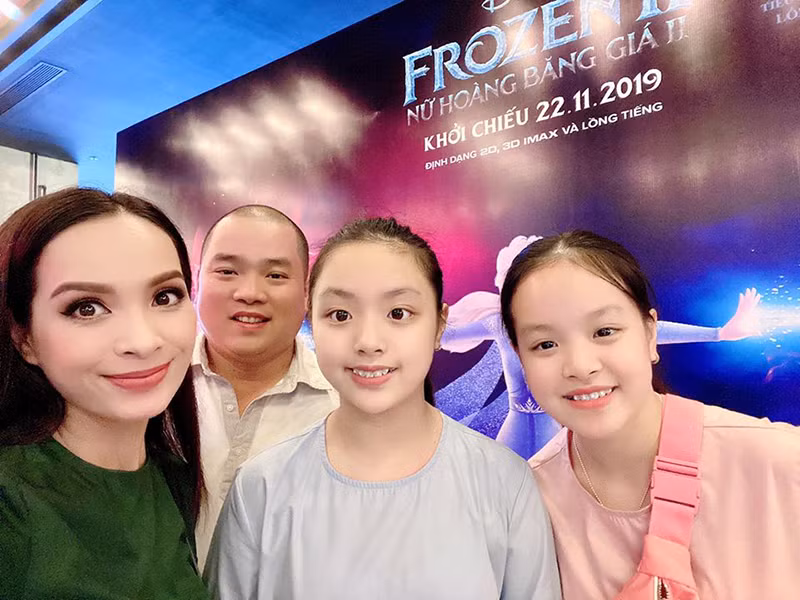 Bé Suti nhận được sự chú ý của khán giả bởi từng cùng bố tham gia "Bố ơi, mình đi đâu thế" mùa 1 và mùa 2.