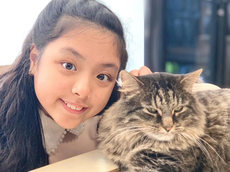 Trong khi cô chị Suli là bản sao của bố thì cô em Suti lại có nhiều nét giống mẹ.