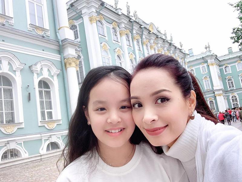 Bé Suli thừa hưởng những nét đẹp của bố và mẹ.