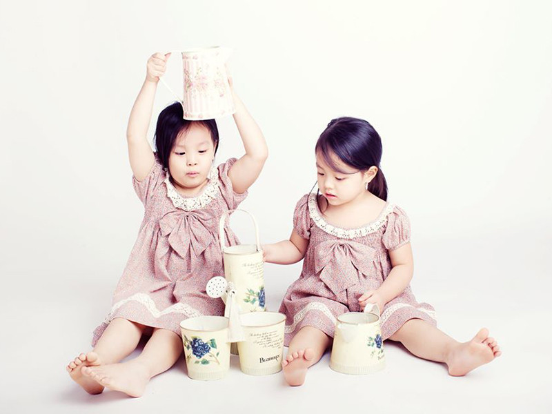 Từ nhỏ, cặp nhóc tì đã sở hữu vẻ ngoài xinh xắn.