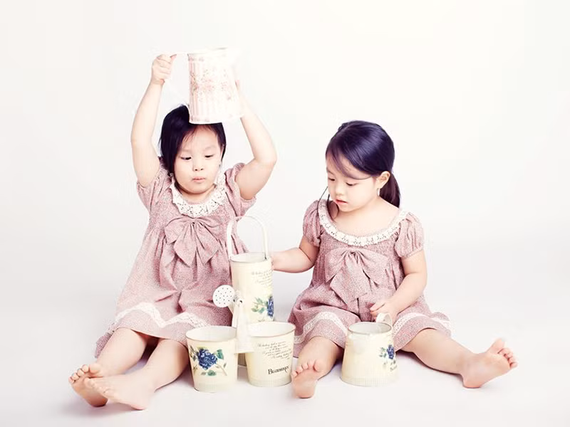 Từ nhỏ, cặp nhóc tì đã sở hữu vẻ ngoài xinh xắn.