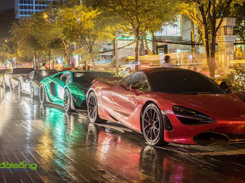 Các món ăn để thiết đãi khách mời dự đám cưới Đàm Thu Trang và Cường Đô la được chế biến từ nguyên liệu đắt tiền như vi cá hải sâm, bào ngư. Ngoài ra, do Cường Đô la là dân chơi siêu xe nên hôn lễ của anh xuất hiện rất nhiều xe sang. Ảnh: Xế đời sống