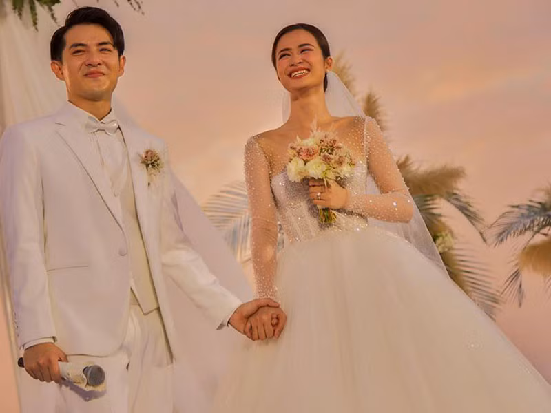 Trong năm 2019, hôn lễ của Đông Nhi - Ông Cao Thắng gây choáng ngợp nhất. Cặp đôi bao trọn địa điểm tổ chức lễ cưới ở Phú Quốc. Toàn bộ 500 khách mời được bao vé máy bay và nơi ở trong 2 ngày. Cô dâu mặc đến 10 chiếc váy được thiết kế riêng.