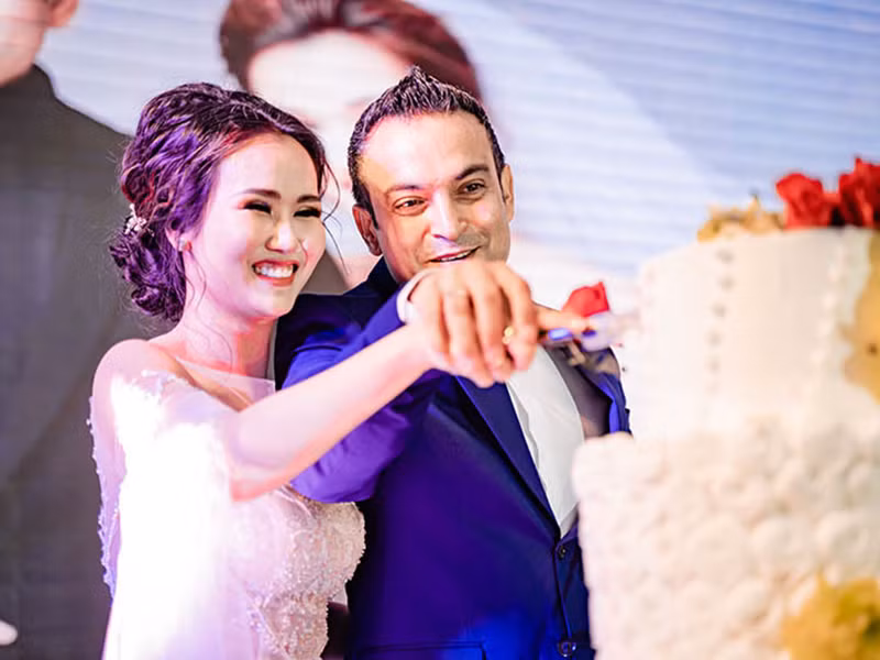 Tháng 1/2019, đám cưới của ca sĩ Võ Hạ Trâm và doanh nhân người Ấn Độ Vikas diễn ra tại một khách sạn 5 sao ở quận 1, TP HCM với sự xuất hiện của nhiều bạn bè thân thiết. Trong đó, có khá nhiều gương mặt nghệ sĩ như Bạch Công Khanh, Khánh Ngọc, Đỗ Duy Nam. Ảnh: Vietnamnet