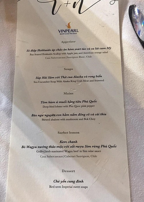 Ngoài ra, Đông Nhi và Ông Cao Thắng còn thiết đãi các khách mời bằng sơn hào hải vị như bào ngư, tôm hùm, hải sâm và bò Wagyu. Được biết, để có một đám cưới lãng mạn, xa hoa như cổ tích cô dâu chú rể đã chi đến gần 10 tỷ đồng.