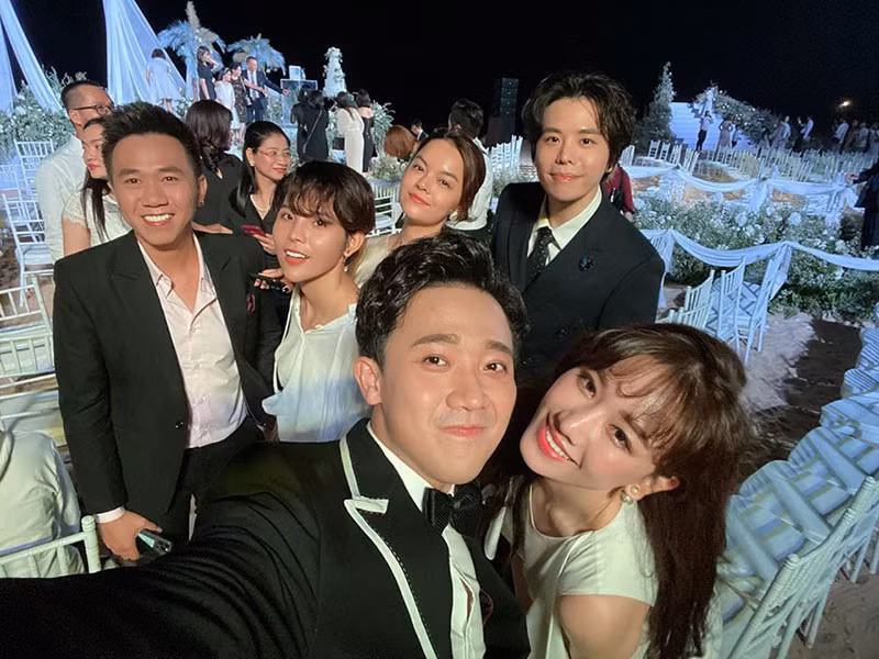 Dàn khách mời đám cưới Đông Nhi và Ông Cao Thắng có số lượng đến 200 nghệ sĩ, trong đó, nhiều nhân vật nổi tiếng như: Thu Minh, vợ chồng Trấn Thành, Việt Hương, vợ chồng Trường Giang, Ngô Thanh Vân, Hồ Ngọc Hà, Lệ Quyên....