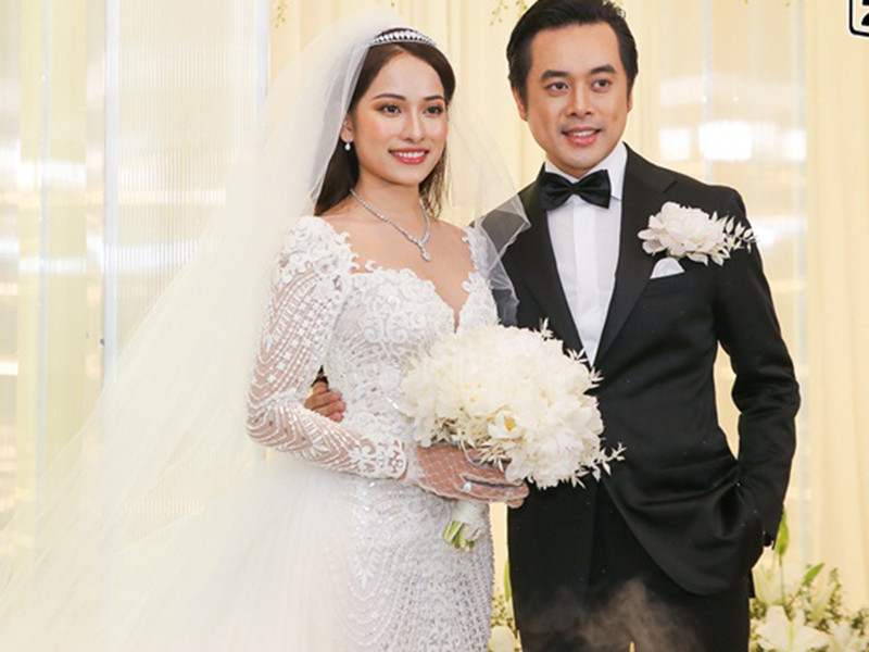 Nhạc sĩ Dương Khắc Linh và ca sĩ Sara Lưu tổ chức đám cưới tại một trung tâm hội nghị tiệc cưới tại TP HCM vào tháng 6/2019. Trước đó, trong lễ rước dâu, Dương Khắc Linh mang cả dàn xe trắng đón vợ 9x kém 13 tuổi. Ảnh: Vietnamnet