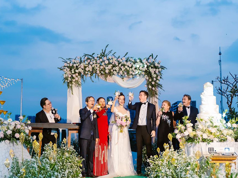 Hôn lễ của MC Hoàng Oanh và doanh nhân Jack diễn ra vào ngày 1/12/2019 ở không gian ngoài trời. Cặp đôi mời khoảng 200 khách, chủ yếu là gia đình và bạn bè. Các nghệ sĩ dự đám cưới của Hoàng Oanh gồm vợ chồng Nhã Phương, Kathy Uyên, Ái Phương, Hoàng Yến Chibi.