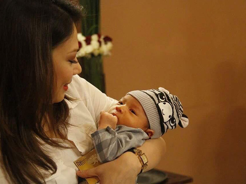 Là con trai của Ngô Kiến Huy và Thụy Anh, bé Jacky Minh Trí được "búp bê" Thanh Thảo nhận nuôi ngay từ chào đời.