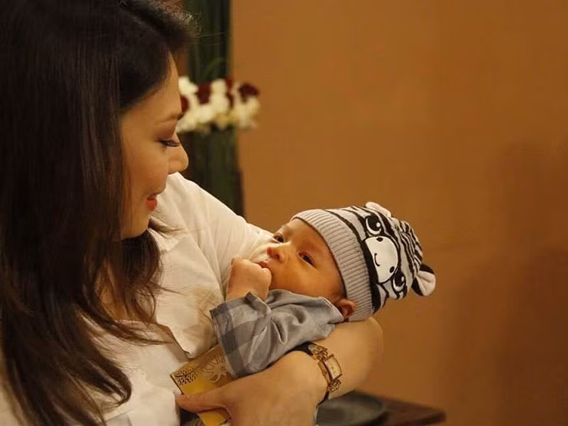 Là con trai của Ngô Kiến Huy và Thụy Anh, bé Jacky Minh Trí được "búp bê" Thanh Thảo nhận nuôi ngay từ chào đời.