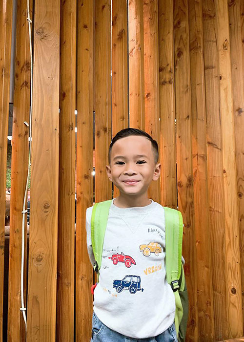 Bé Jack từng chống đối lại lời của mẹ, nghiện game và chỉ muốn ôm khư khư điện thoại cả ngày, nếu bị tịch thu là giận dỗi. Ngoài ra, cậu nhóc còn rất lười ăn.