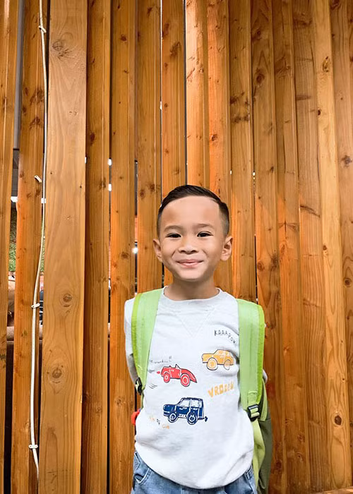 Bé Jack từng chống đối lại lời của mẹ, nghiện game và chỉ muốn ôm khư khư điện thoại cả ngày, nếu bị tịch thu là giận dỗi. Ngoài ra, cậu nhóc còn rất lười ăn.