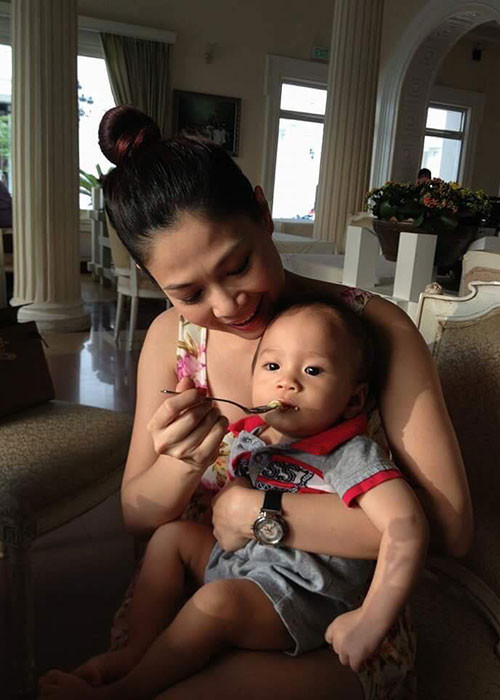 Thanh Thảo tự tay chăm sóc con trai nuôi từ khi cậu nhóc còn rất nhỏ.