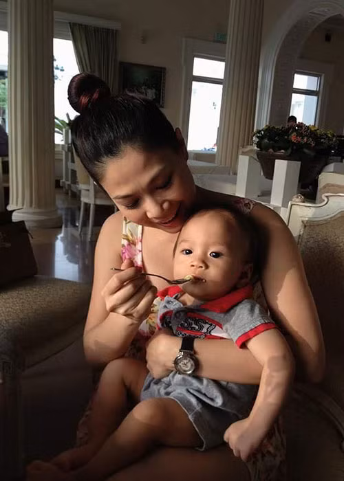 Thanh Thảo tự tay chăm sóc con trai nuôi từ khi cậu nhóc còn rất nhỏ.