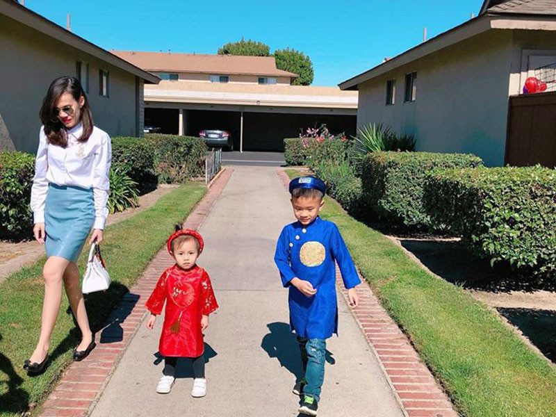 Hình ảnh bé Jacky bên mẹ ruột và em gái cùng mẹ khác cha.