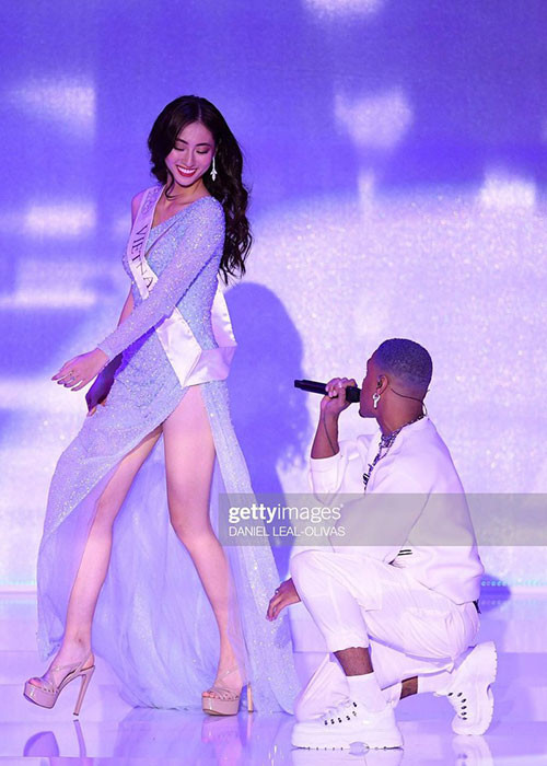 Đại diện Việt Nam tự tin catwalk trong trang phục dạ hội có thiết kế xẻ đùi cao, có khoảng hở ở phần eo và ngực.