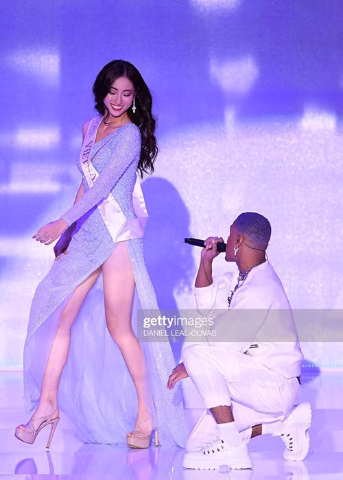 Đại diện Việt Nam tự tin catwalk trong trang phục dạ hội có thiết kế xẻ đùi cao, có khoảng hở ở phần eo và ngực.