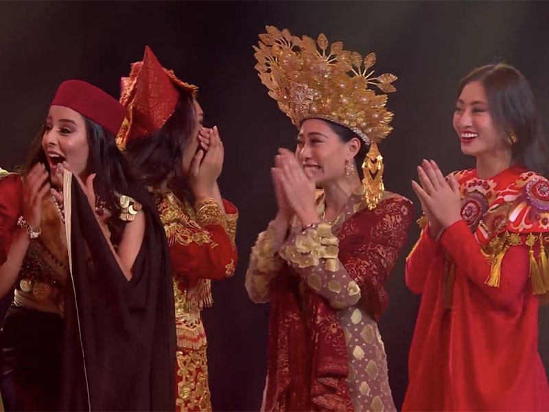 Lương Thùy Linh cùng các thí sinh có dự án nhân ái xuất sắc nhất vui mừng khi có tên trong danh sách top 40 chung cuộc.