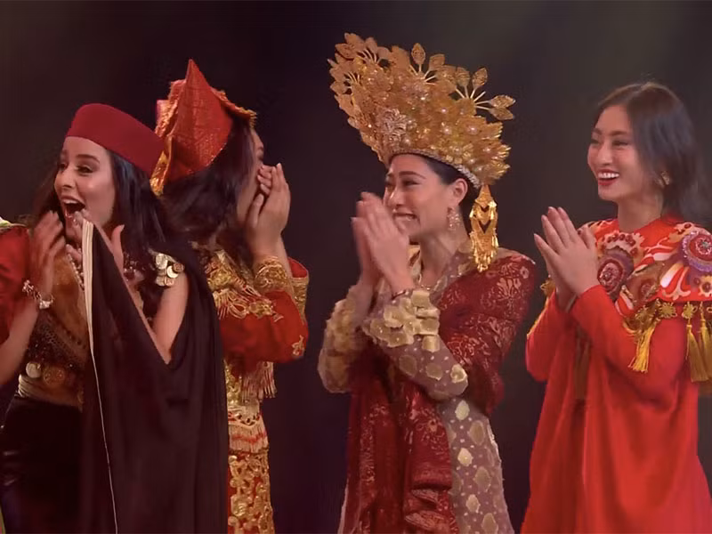 Lương Thùy Linh cùng các thí sinh có dự án nhân ái xuất sắc nhất vui mừng khi có tên trong danh sách top 40 chung cuộc.