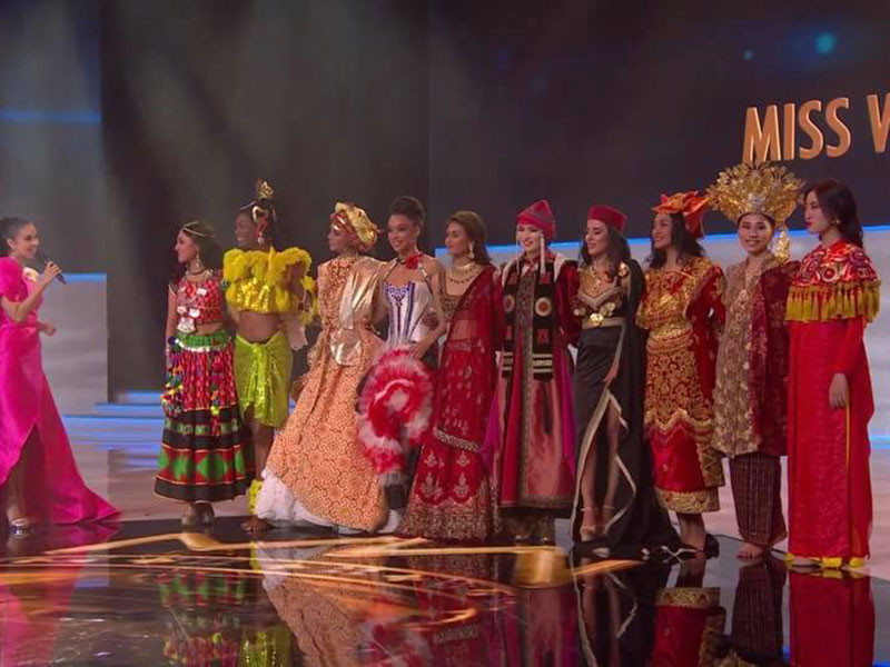 Sau tiết mục Dances of the world, Hoa hậu Lương Thùy Linh xuất hiện cùng top 10 Hoa hậu Nhân ái. Theo quyết định từ ban giám khảo, cả 10 thí sinh có dự án nhân ái xuất sắc nhất lọt top 40 chung cuộc.