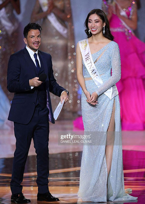 Hình ảnh Lương Thùy Linh cười tươi hết cỡ khi lọt top 12 được nhiếp ảnh gia quốc tế ghi lại.