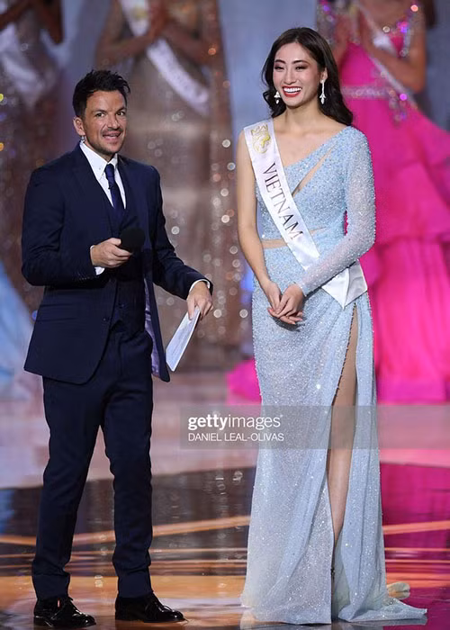 Hình ảnh Lương Thùy Linh cười tươi hết cỡ khi lọt top 12 được nhiếp ảnh gia quốc tế ghi lại.