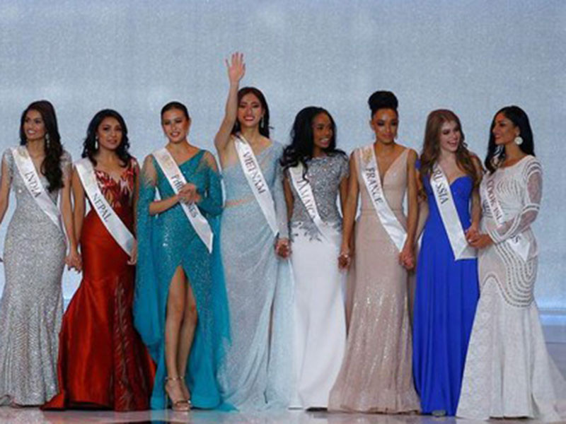 Ở phần công bố top 5, đại diện Việt Nam cùng các thí sinh nắm tay nhau lắng nghe kết quả.