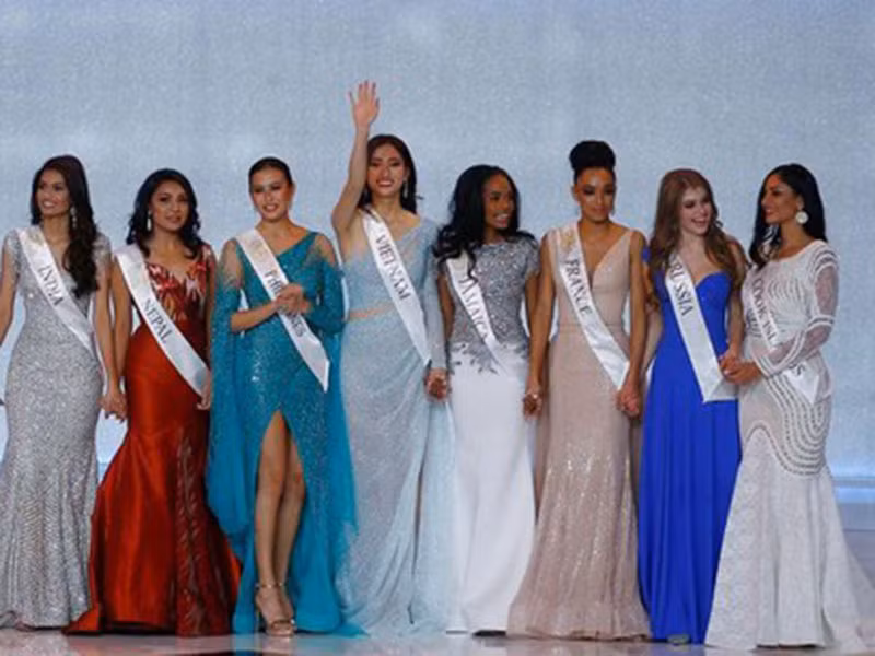 Ở phần công bố top 5, đại diện Việt Nam cùng các thí sinh nắm tay nhau lắng nghe kết quả.