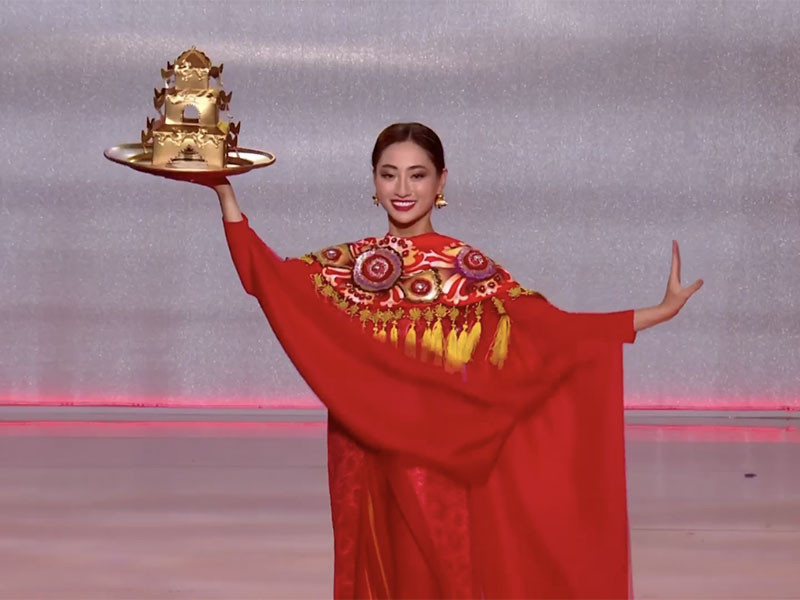 Trong chung kết, Lương Thùy Linh đã có những phần trình diễn gây ấn tượng. Trong ảnh, người đẹp thể hiện điệu múa mâm vàng mang đậm văn hóa dân gian Việt Nam trong tiết mục Dances of the world.