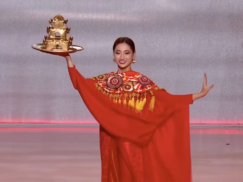 Trong chung kết, Lương Thùy Linh đã có những phần trình diễn gây ấn tượng. Trong ảnh, người đẹp thể hiện điệu múa mâm vàng mang đậm văn hóa dân gian Việt Nam trong tiết mục Dances of the world.