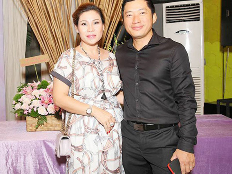 "Cô ấy hiểu sự phức tạp của showbiz nên không thích xuất hiện cùng tôi trước đám đông. Cô ấy cũng không ghen khi có tin đồn tôi yêu người này, cặp người khác”, Kinh Quốc kể về vợ. Ảnh: Thời đại