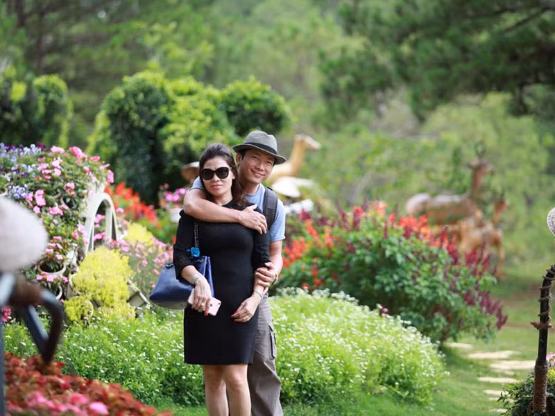 Kinh Quốc cho biết, chỉ khi bị dồn vào chân tường, anh mới nhờ vợ giúp. “Ví dụ, tôi cần 100 triệu làm phim, nhưng vét sạch cũng chỉ được 80 triệu thì sẽ mượn vợ phần còn lại. Nếu không mượn vợ, ngày quay tới gần thì mọi thứ có thể bị đổ bể. Việc này khác với bám vợ”, nam diễn viên tâm sự. Ảnh: Khám phá