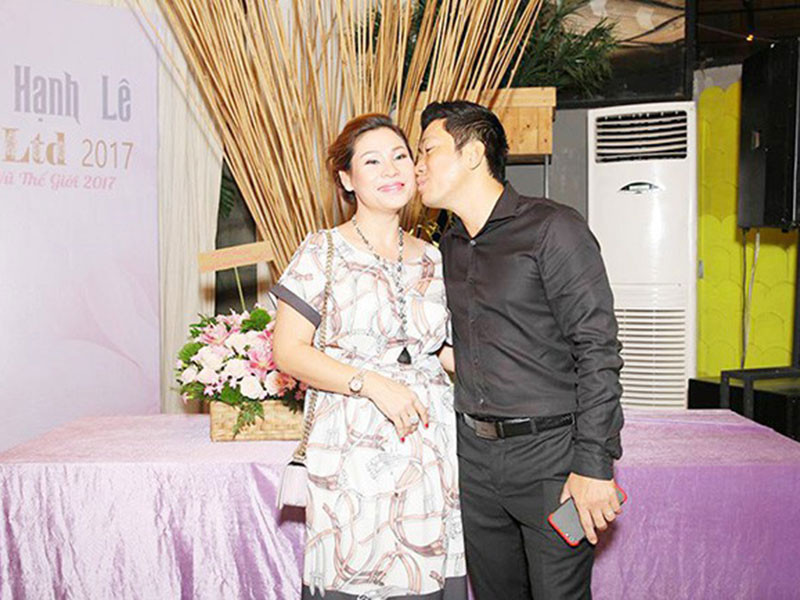 Trong cuộc phỏng vấn với Zing, Kinh Quốc không phủ nhận trong nhà vợ nắm kinh tế chính nhưng anh cũng có công việc và thu nhập của riêng mình. Ảnh: Thời đại