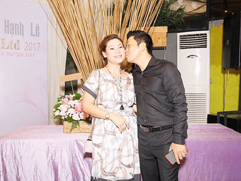 Trong cuộc phỏng vấn với Zing, Kinh Quốc không phủ nhận trong nhà vợ nắm kinh tế chính nhưng anh cũng có công việc và thu nhập của riêng mình. Ảnh: Thời đại