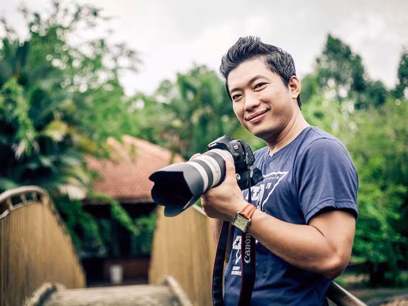 Trong vài năm trở lại đây, Kinh Quốc chuyển sang làm phim ngắn. Tuy gặp không ít khó khăn song anh vẫn theo đuổi công việc này. Ảnh: Khám phá