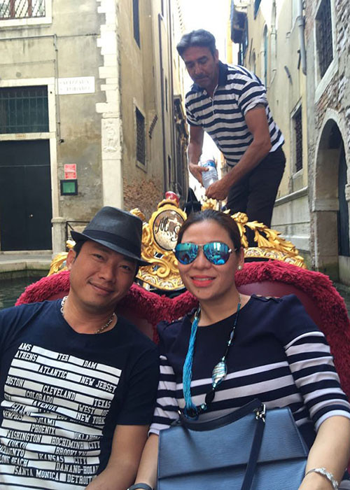 Mới đây, khi Kinh Quốc vướng ồn ào thử thách sao nhí 10 tuổi Minh Anh ăn 5 trái thanh long để lấy tiền giúp đỡ bạn học cùng lớp, bà xã của anh không có phản ứng. “Có thể vợ tôi không quan tâm, cũng có thể cô ấy xem tôi làm tới đâu”, nam diễn viên chia sẻ trong cuộc trò chuyện với Công lý, xã hội. Ảnh: Dân Việt