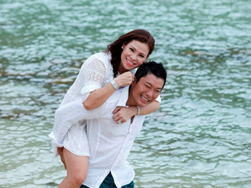 Bà xã của Kinh Quốc bằng tuổi chồng, là doanh nhân, từng qua một lần đò và có hai con riêng. Theo Kinh Quốc, vợ anh không hoạt động nghệ thuật nhưng quen biết nhiều bầu show, người nổi tiếng. Ảnh: Ngôi sao